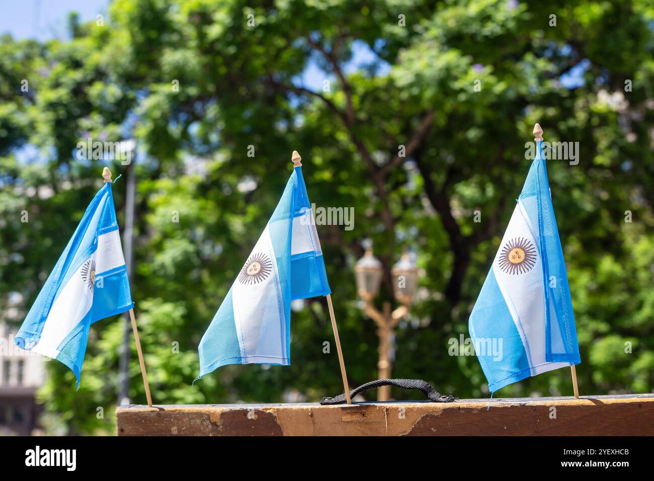 Kleine argentinische Flaggen zum Verkauf auf der Straße als Souvenirs. Patriotisches Symbol Argentiniens. Buenos Aires, Argentinien Stockfoto