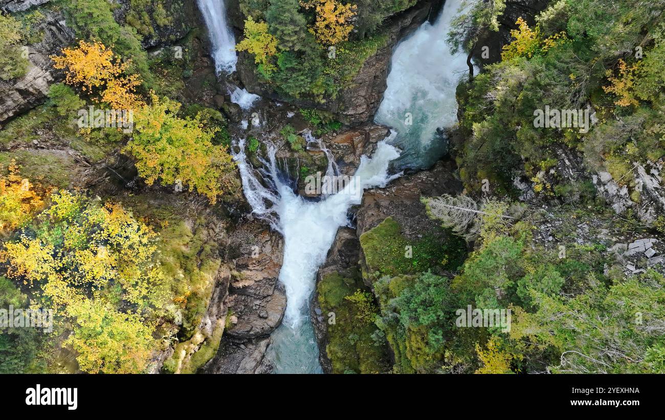 Drohnenaufnahme des Rotlech-Wasserfalls in Tirol im Herbst Stockfoto