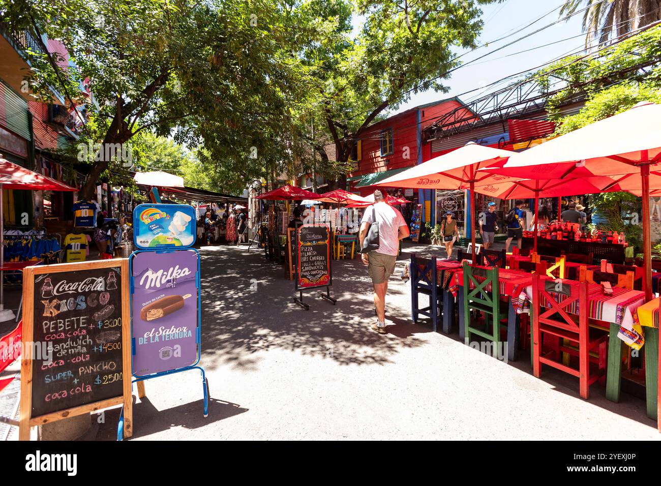 Buenos Aires, Argentinien - 29. Januar 2024 -: Touristen schlendern entlang einer kleinen Handelsstraße in Caminito, La Boca. Stockfoto