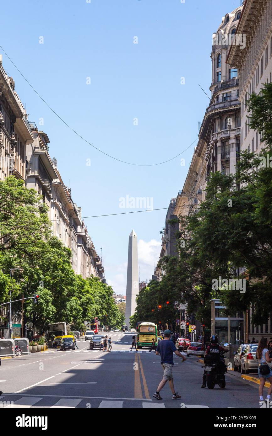 Buenos Aires, Argentinien - 27. januar 2024: - Fußgänger überqueren die Straße in der President Roque Saenz Pena Avenue mit Blick auf das berühmte und touristische O Stockfoto