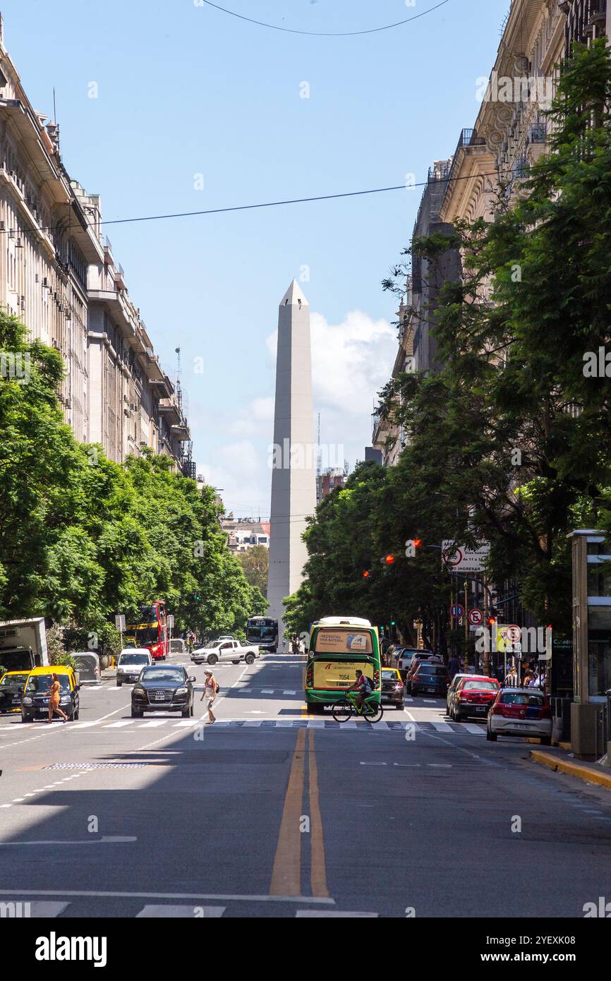 Buenos Aires, Argentinien - 27. januar 2024: - Fußgänger überqueren die Straße in der President Roque Saenz Pena Avenue mit Blick auf das berühmte und touristische O Stockfoto
