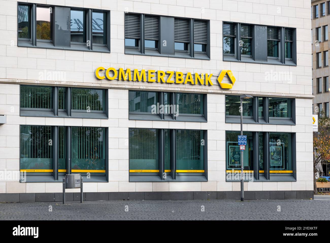 Frankfurt Deutschland - 26. Oktober 2024: Ein modernes Stadtgebäude mit großen Fenstern und dem markanten Commerzbank-Schild, das die P Stockfoto