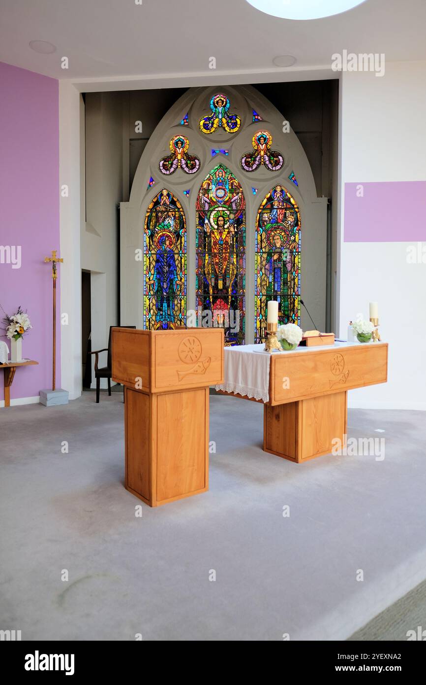 Altar und Buntglasfenster der Heiligen Familie in der Kirche St. Mary of the Rosenkranz, eine Kreation von Harry Clarke; Cong, County Mayo, Irland. Stockfoto