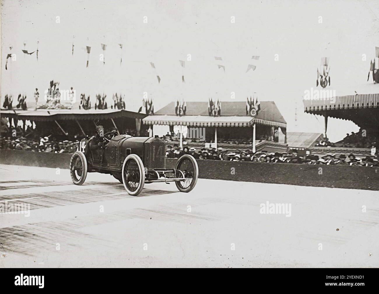 Juli 1913. A.C.F. (Automobile Club of France) Grand Prix. Goux auf Peugeot passiert vor den Tribünen. Stockfoto
