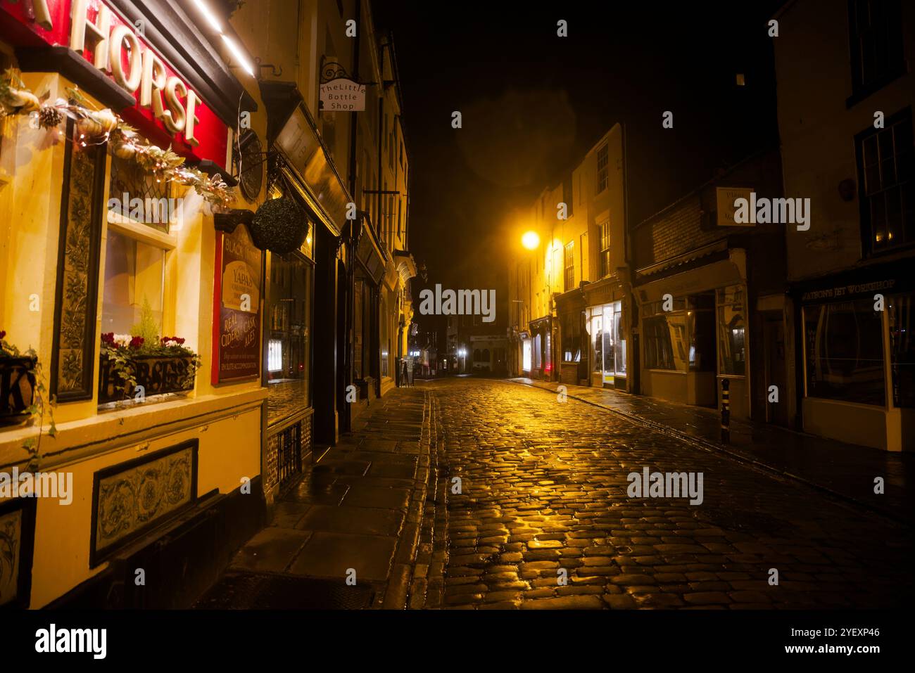 Warme Lichter des Black Horse Pubs leuchten im Dunkeln des Abends in Whitby, Yorkshire. Stockfoto