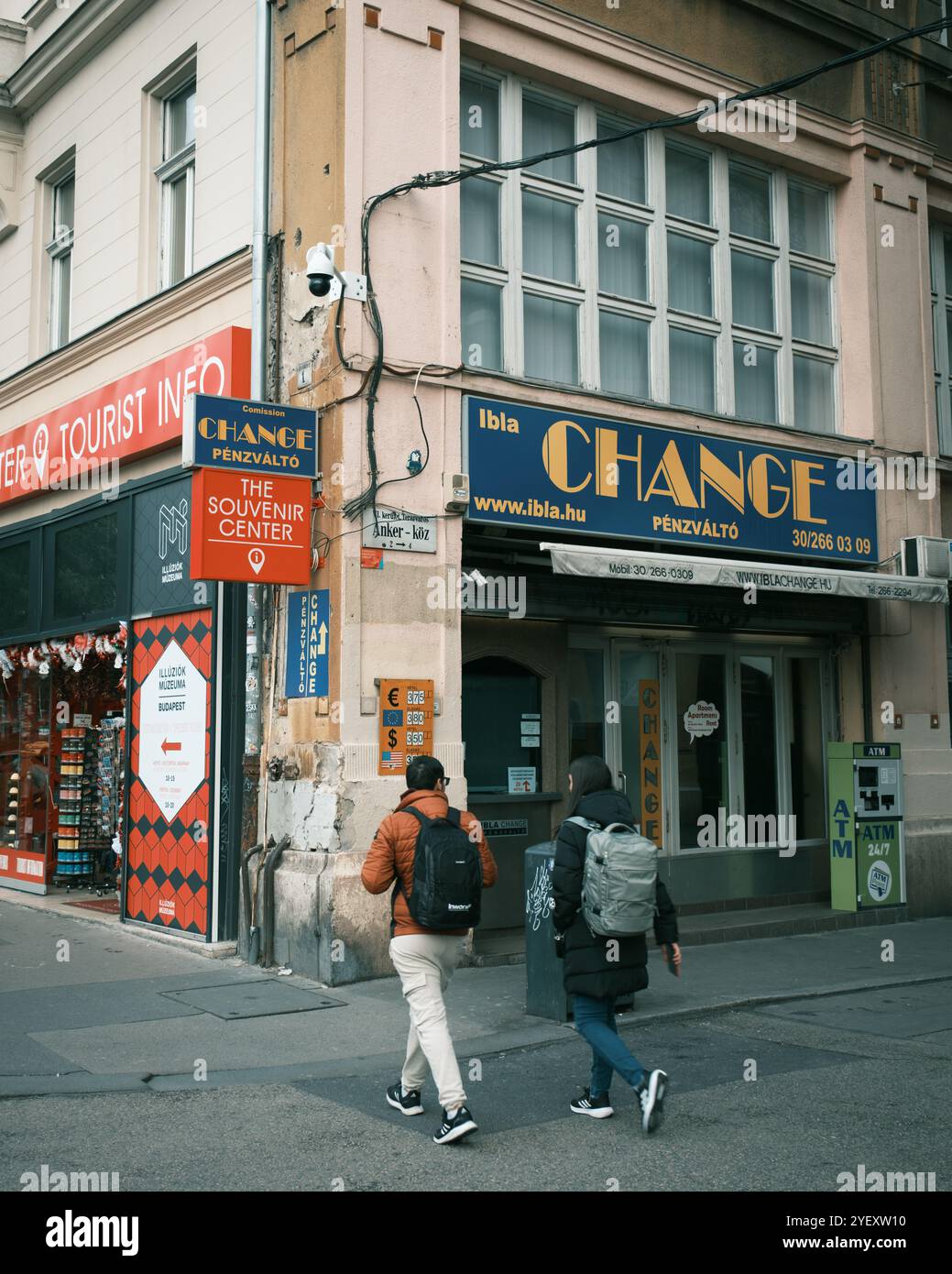 Man läuft an einem Geldwechsel- und Souvenirzentrum in Budapest, Ungarn, vorbei. Stockfoto