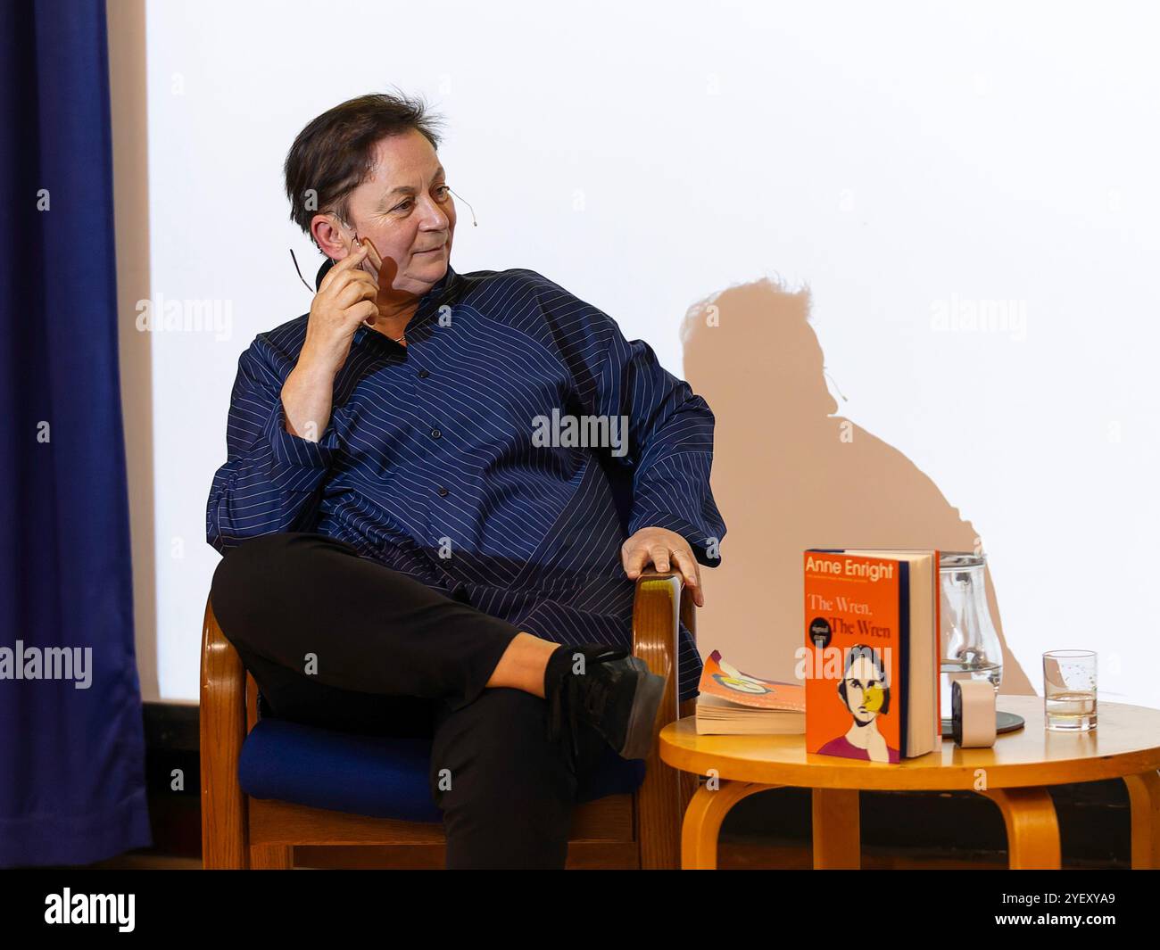 Die Autorin Anne Enright beim Cambridge Literary Festival wirbt für ihr Buch The Wren, the Wren Stockfoto