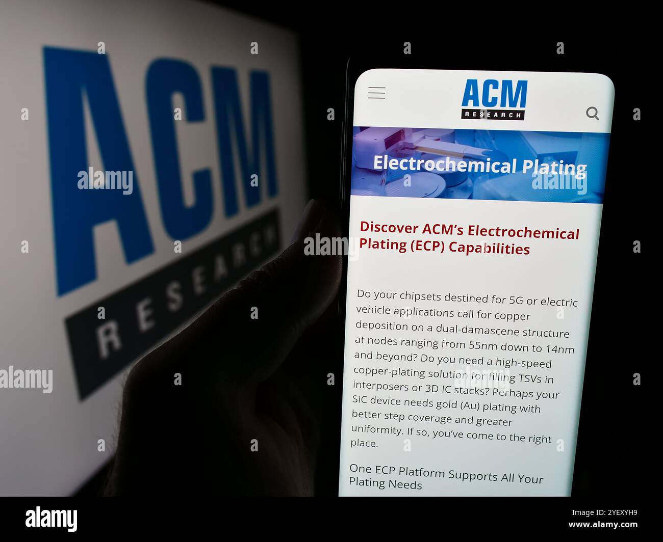 In dieser Abbildung befindet sich ein Mobiltelefon mit der Webseite des US-amerikanischen Halbleiterunternehmens ACM Research Inc Stockfoto