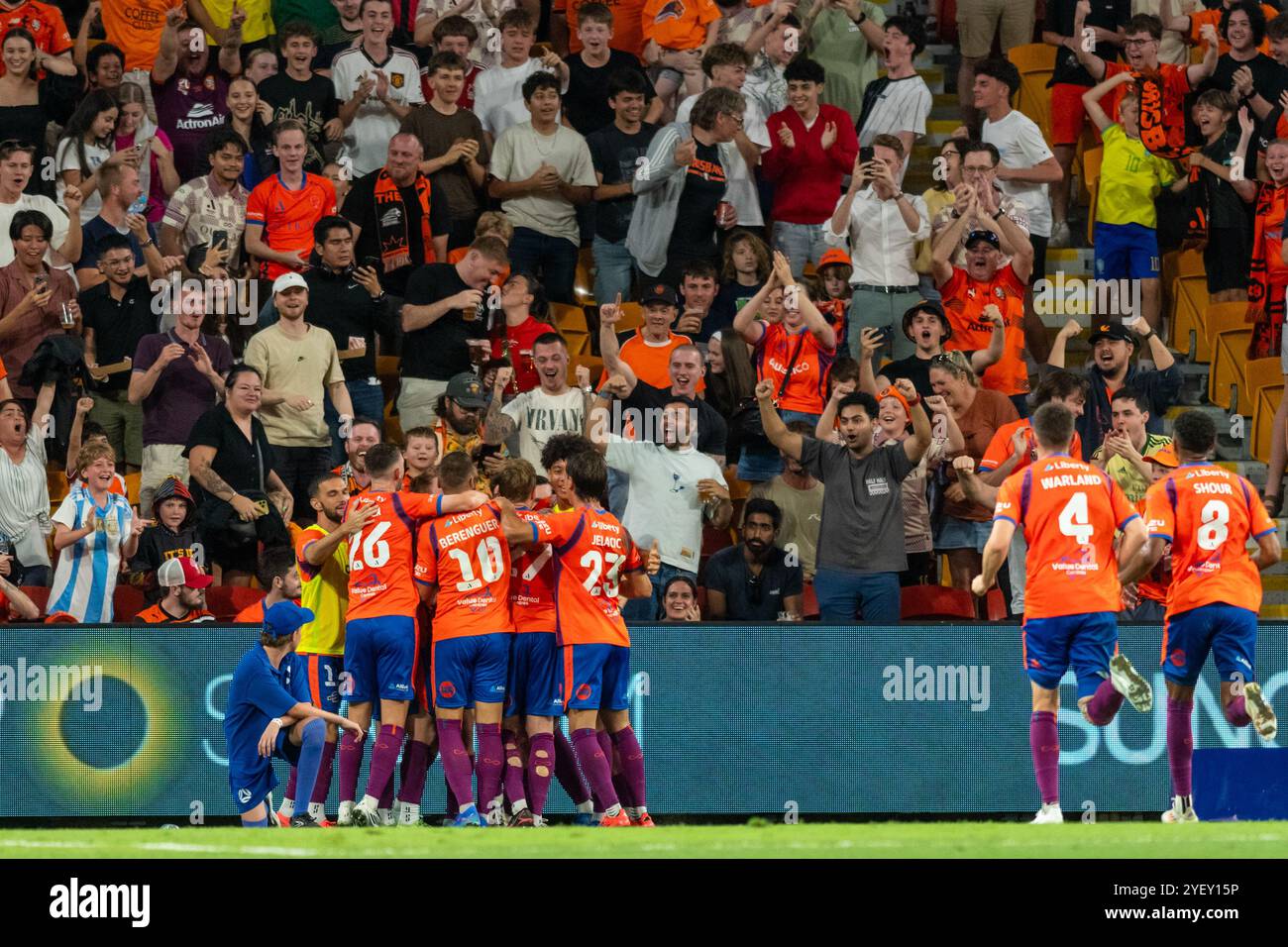 Brisbane Roar feiert gemeinsam mit Fans die dritte Runde des A-League-Spiels zwischen Brisbane Roar und Sydney FC im Suncorp Stadium am 1. November 2024 in Brisbane, Australien. Stockfoto