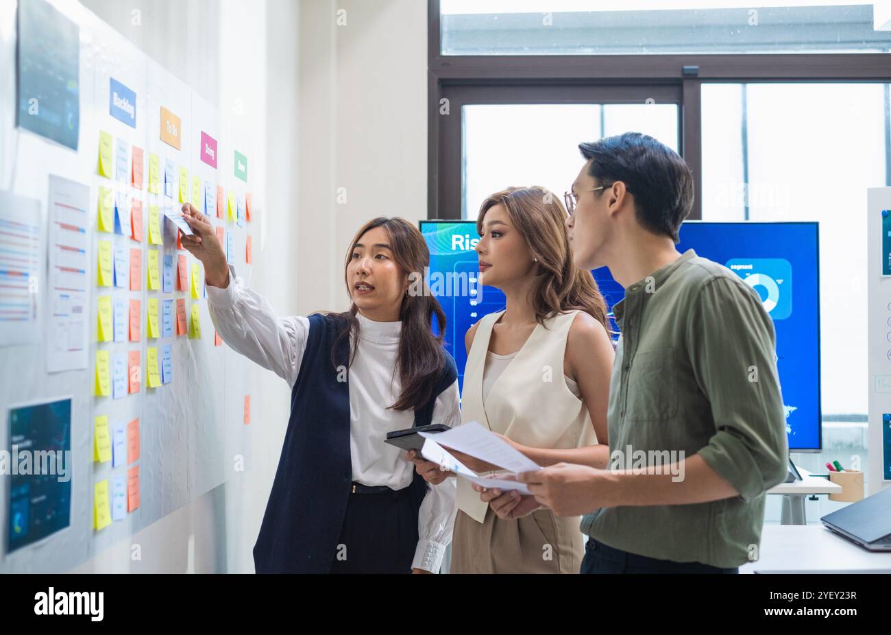 Brainstorming-Sitzung mit Haftnotizen auf einem Taskboard (Kanban), um Ideen und Arbeitsabläufe in einem modernen Büro zu organisieren Stockfoto