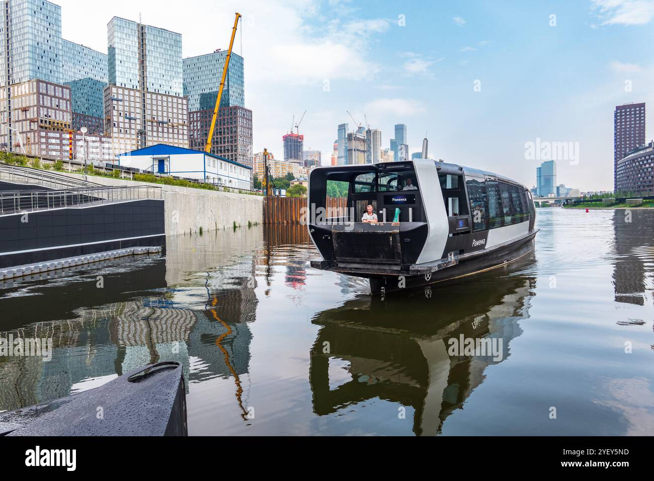 Moskau, Russland - 26. Juli 2023: Moderne umweltfreundliche Verkehrsmittel: Die futuristische Flussbahn fährt entlang der Moskva. Stockfoto