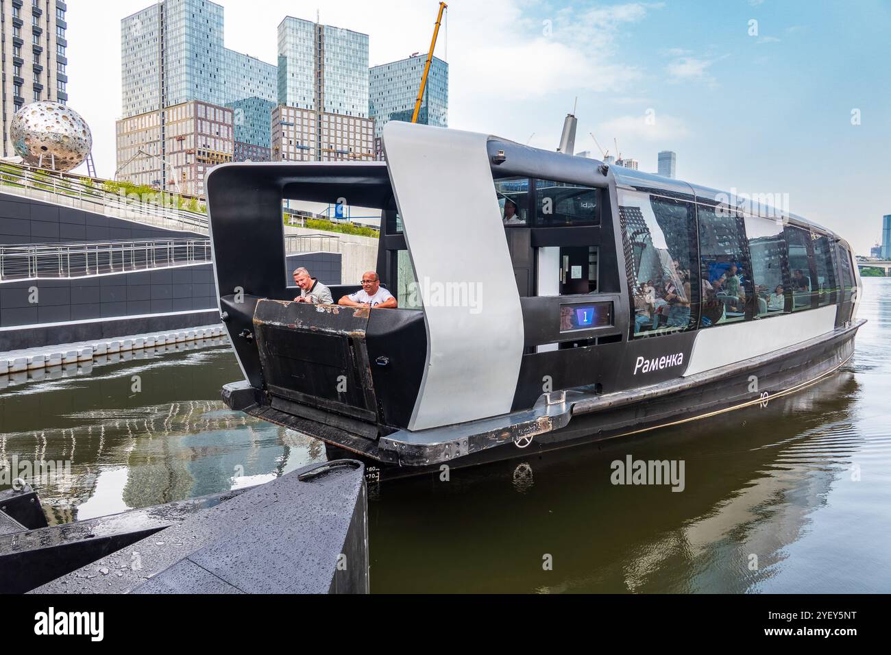 Moskau, Russland - 26. Juli 2023: Moderne umweltfreundliche Verkehrsmittel: Die futuristische Flussbahn fährt entlang der Moskva. Stockfoto