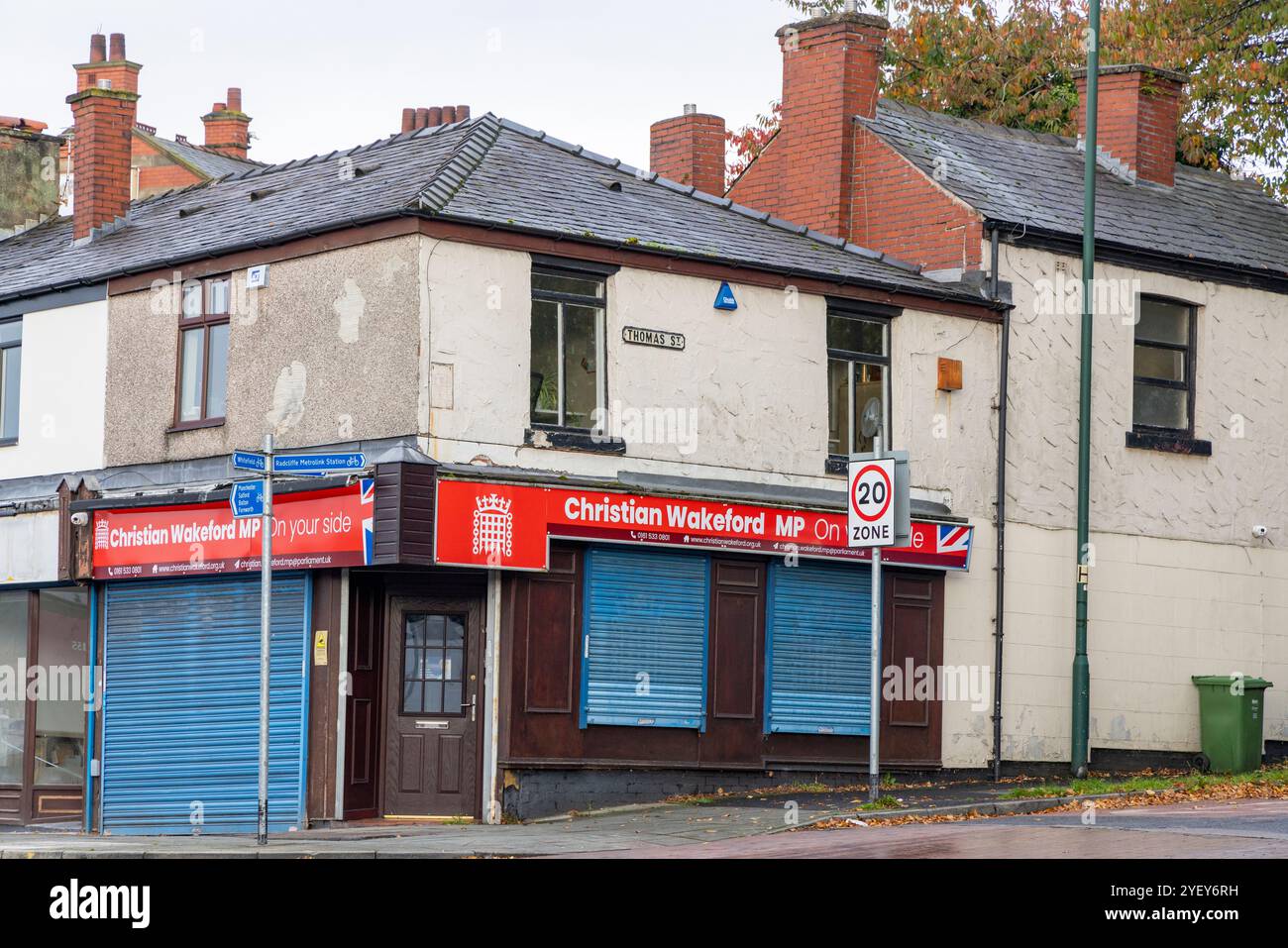 Christian Wakeford, Abgeordneter des Parlaments für Bury South und sein Wahlkreis in Radcliffe, Herr Wakeford, überquerten das Wort von Tory nach Labour Stockfoto