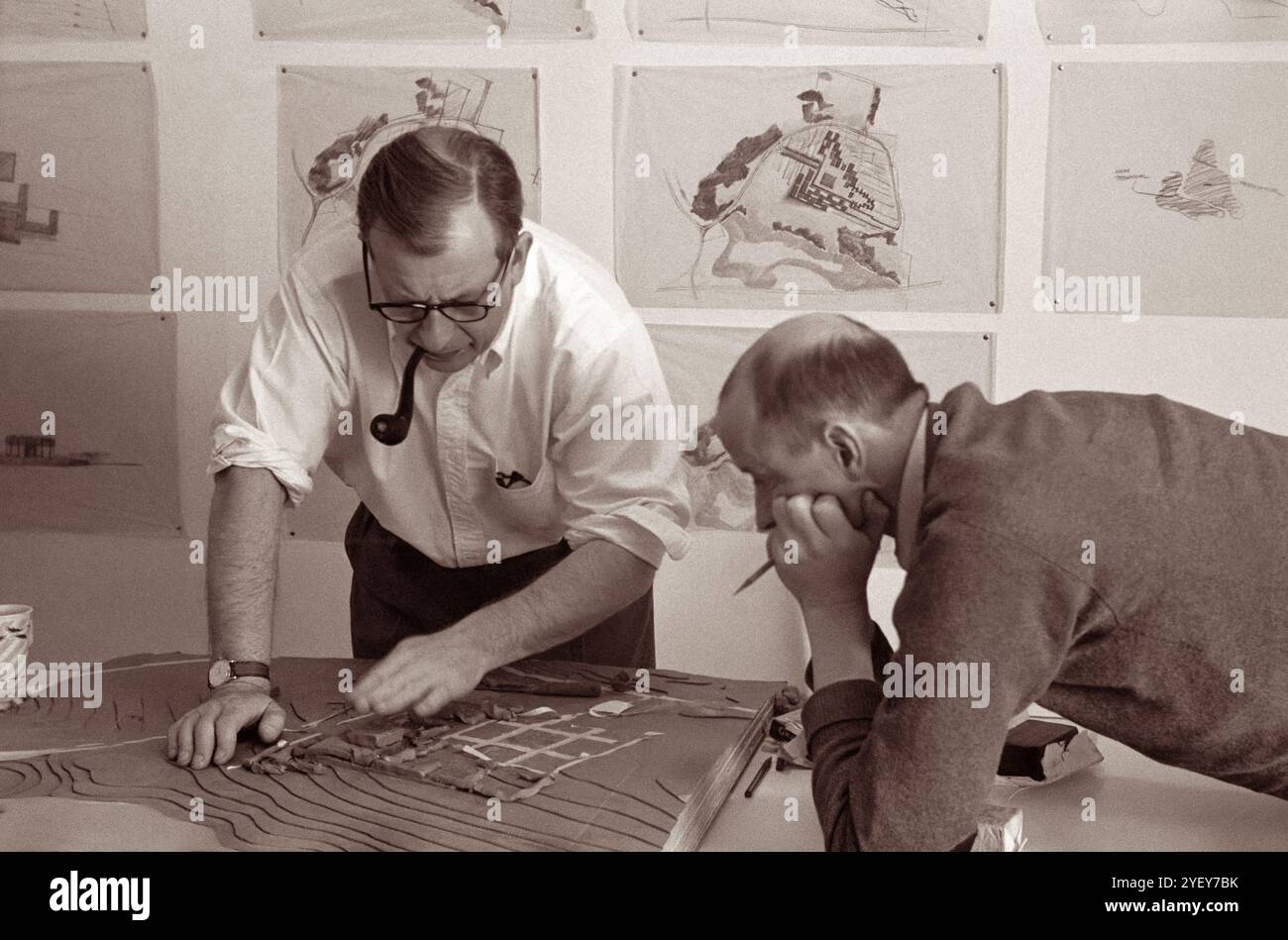 Die Architekten Eero Saarinen (links) und Kevin Roche (rechts) arbeiten 1953 an einem Projekt bei at Saarinen and Associates in Bloomfield Hills, Michigan. (USA) Stockfoto