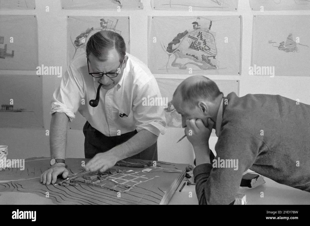 Die Architekten Eero Saarinen (links) und Kevin Roche (rechts) arbeiten 1953 an einem Projekt bei at Saarinen and Associates in Bloomfield Hills, Michigan. (USA) Stockfoto