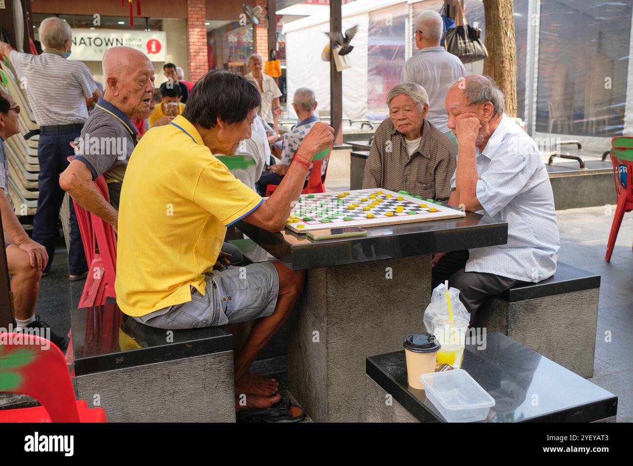 Einheimische spielen chinesische Schachspieler auf dem öffentlichen Platz vor dem HDB-Gehäuse in Chinatown, Singapur Stockfoto