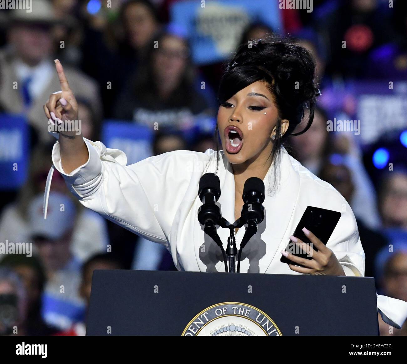 1. November 2024, West Allis, Wisconsin, USA: Entertainer CARDI B kommt auf die Bühne, bevor er vorstellt, wer die Kandidatin der Demokratischen Präsidentschaftskandidatin Kamala Harris bei einer Wahlkampfveranstaltung im State Fair Park in West Allis, Wisconsin, unterstützt hat. (Kreditbild: © Mark Hertzberg/ZUMA Press Wire) NUR REDAKTIONELLE VERWENDUNG! Nicht für kommerzielle ZWECKE! Stockfoto