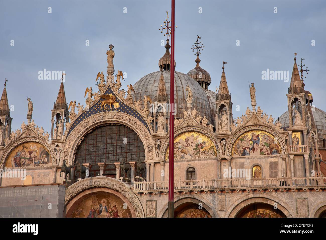 Der berühmte Markusdom in Venedig, Italien. Dieses byzantinische Meisterwerk mit seinen kunstvollen goldenen Mosaiken, komplizierten Skulpturen und fünf Kuppeln ist Stockfoto