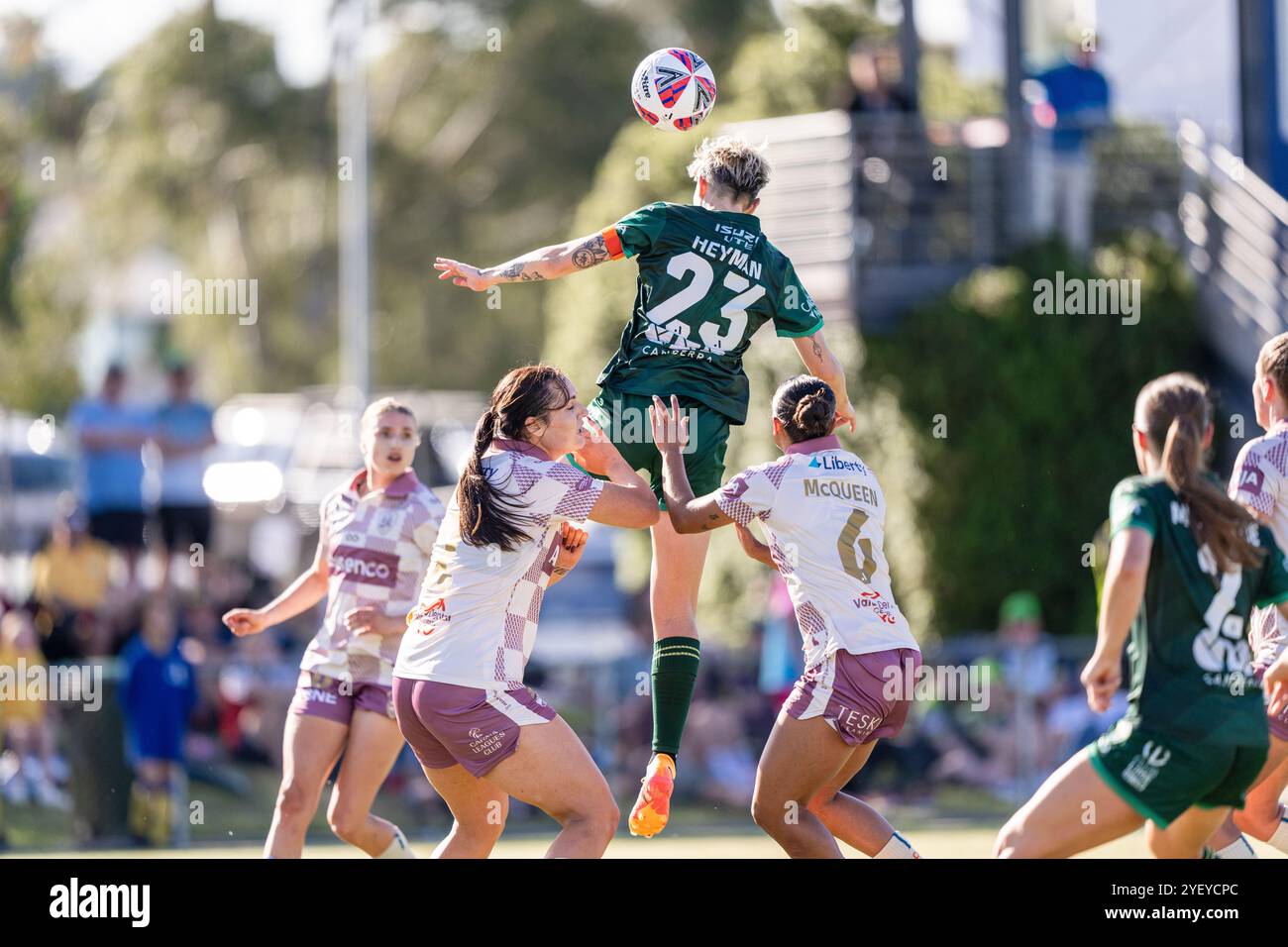 Canberra, Australien; 2. November 2024: Michelle Heyman von Canberra United FC führt beim Spiel der Ninja A-League Women Round 1 2024/25 zwischen Canberra United FC und Brisbane Roar FC im McKellar Park in Canberra, Australien, am 2. November 2024 einen Ball in Richtung Tor. (Foto: Nick Strange/Fotonic/Alamy Live News) Stockfoto