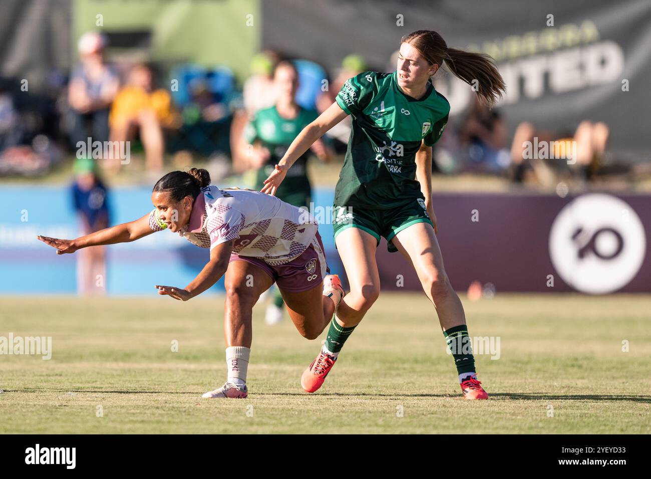 Canberra, Australien; 2. November 2024: Holly McQueen von Brisbane Roar FC und Ruby Nathan von Canberra United FC im Rahmen des Spiels der Ninja A-League Women Round 1 zwischen Canberra United FC und Brisbane Roar FC 2024/25 im McKellar Park in Canberra, Australien 2024. (Foto: Nick Strange/Fotonic/Alamy Live News) Stockfoto