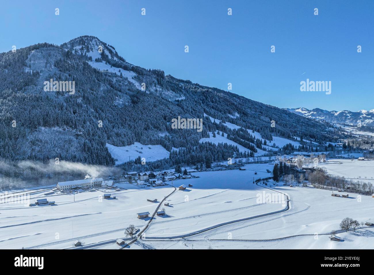 Schnee und Sonne im Oberallgäu rund um den Kurort Bad Oberdorf am Jochpass das Ostrachtal rund um Bad Oberdorf und Bad Hindelang bei strahl Bad Hindel Stockfoto