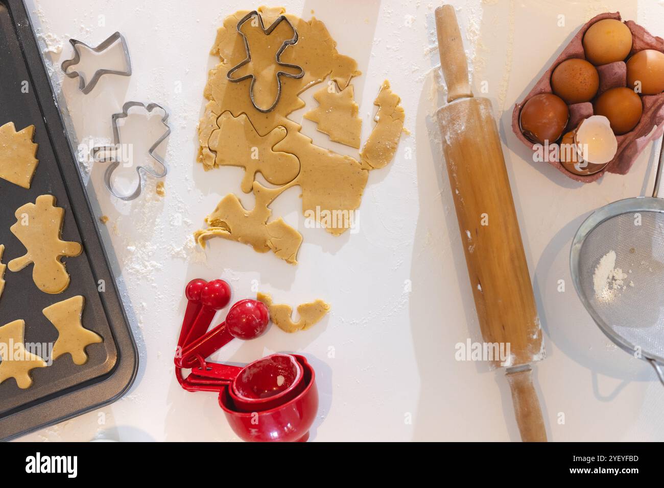 Weihnachtskekse mit Teig, Keksschneider und Pin in der Küche zu Hause backen Stockfoto