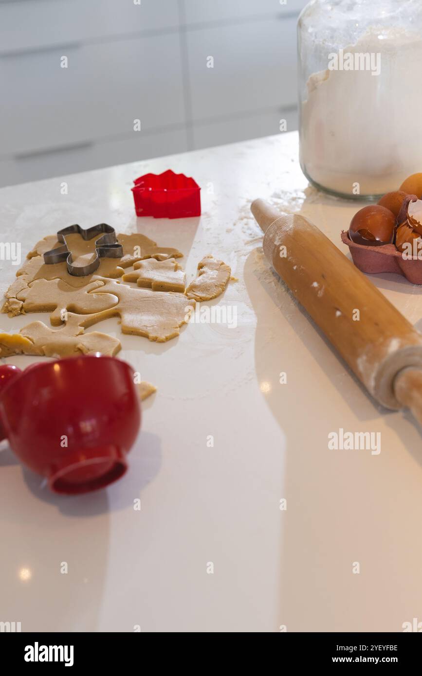 Weihnachtskekse mit Pin- und Keksschneider backen in der Küche, zu Hause Stockfoto
