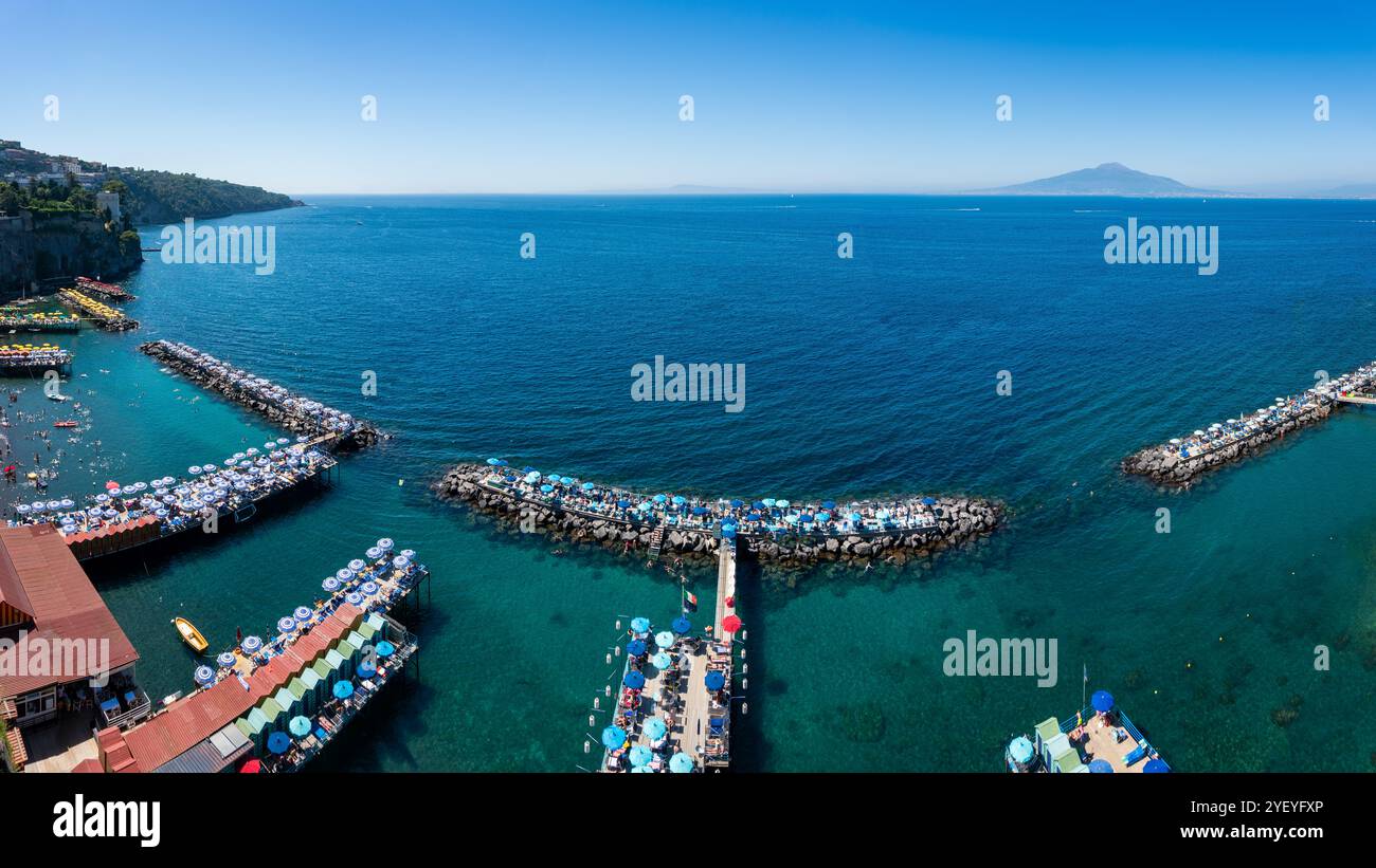 Sorrent an der Amalfiküste. Berühmter Badebereich und Strand mit Blick auf den Vesuv Stockfoto