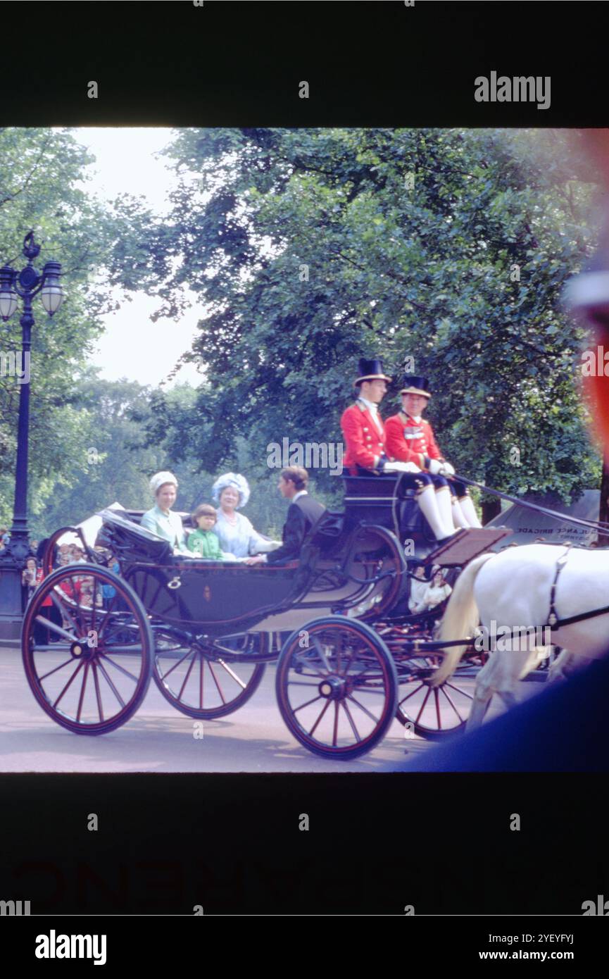 Königin Mutter, Prinz Charles, Prinzessin Anne und Lady Sarah Armstrong-Jones in Carriage Prozession, Staatsöffnung des Parlaments, 1969. Mutter, Prinz Charles, Prinzessin Anne und Lady Sarah Armstrong-Jones in einer Pferdekutsche während der Parlamentseröffnung am 28. Oktober 1969 in London. In eleganter Kleidung werden sie in einer traditionellen königlichen Kutschenprozession gesehen, begleitet von liverisierten Fußmännern in roten Mänteln und Hüten. Stockfoto