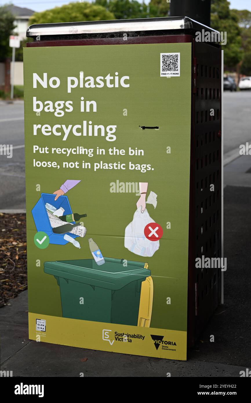 Keine Plastiktüten in Recyclingbotschaften, von den lokalen und staatlichen Regierungen, auf der Seite eines öffentlichen Mülltonnen in der Gemeinde Stockfoto