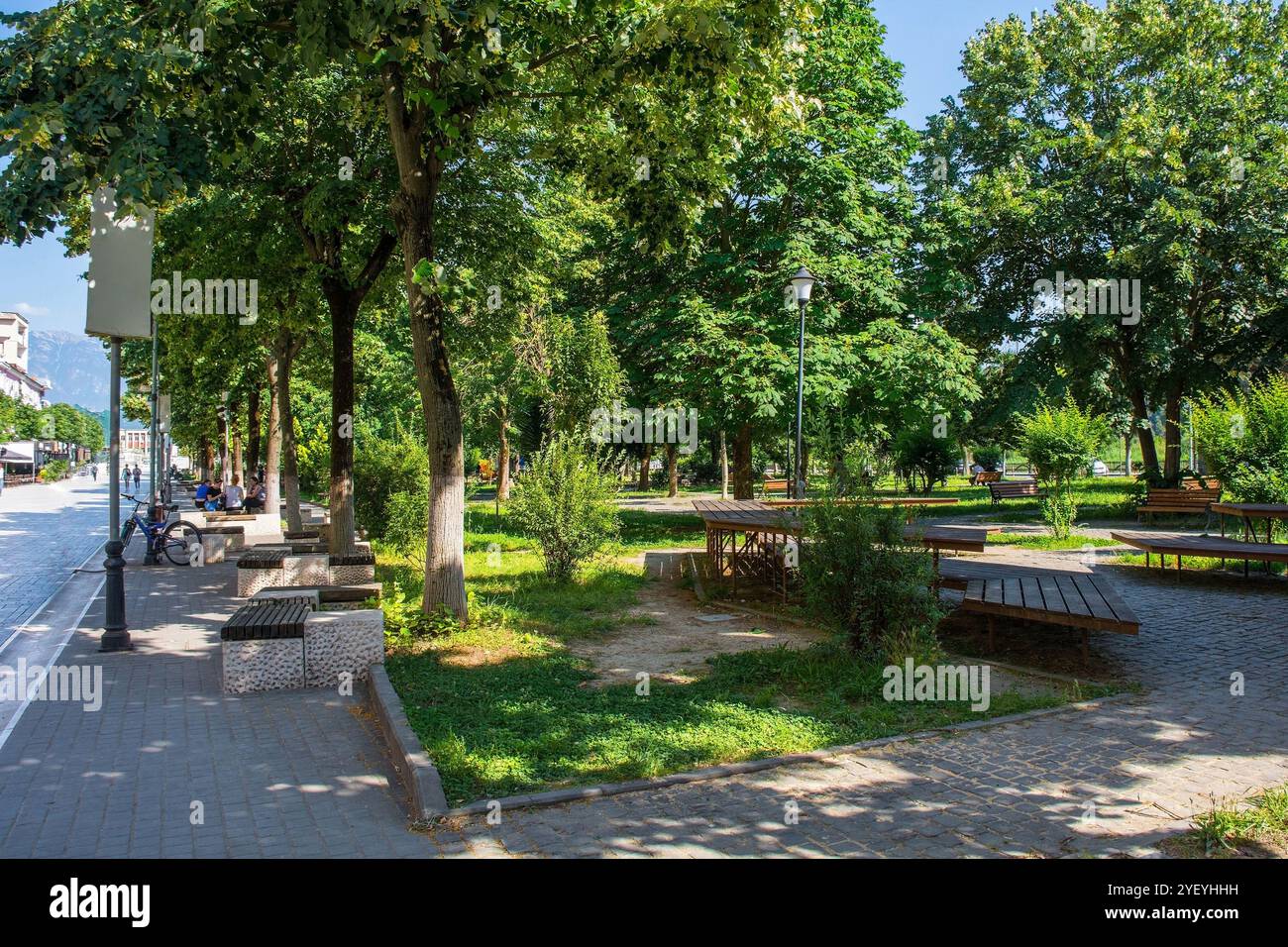 Lulishtja Park im historischen Zentrum von Berat, Albanien. Gelegen zwischen Bulevardi Republika und dem Fluss Osum. Stockfoto