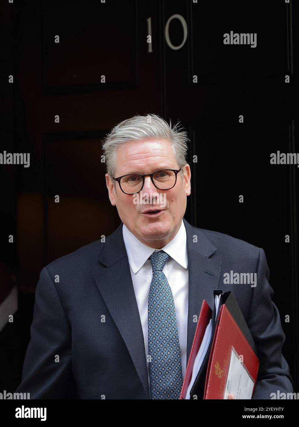 London, Großbritannien. 30. Oktober 2024. Der britische Premierminister Sir Keir Starmer verlässt die Downing Street 10, um an den wöchentlichen Fragen des Premierministers der PMQ im Parlament teilzunehmen. Stockfoto London, Großbritannien. 30. Oktober 2024. Der britische Premierminister Sir Keir Starmer verlässt die Downing Street 10, um an den wöchentlichen Fragen des Premierministers der PMQ im Parlament teilzunehmen. Stockfoto
