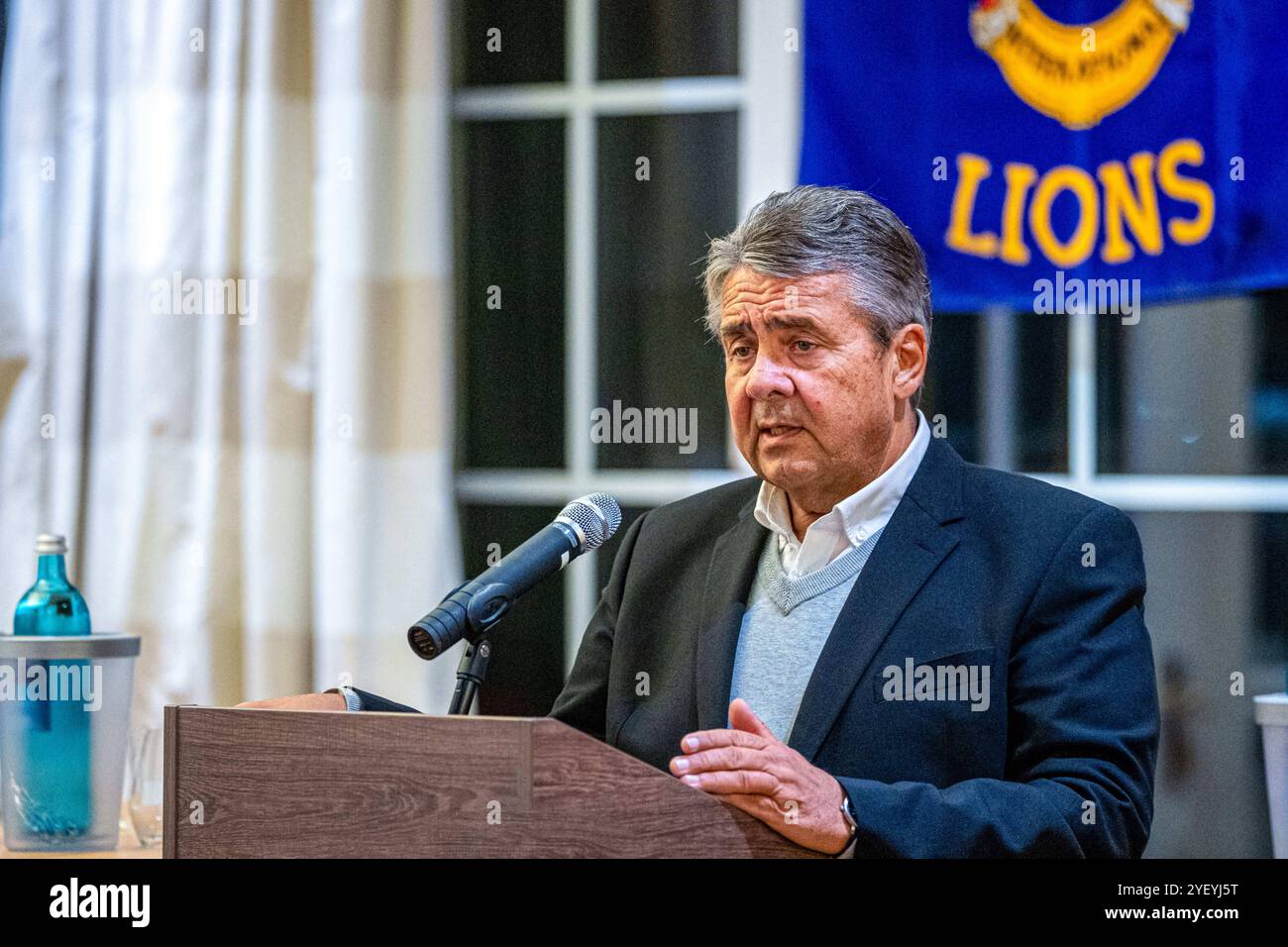 Bad Essen, Deutschland 01. November 2024: Im Bild: Der ehemalige Politiker der SPD, Sigmar Gabriel bei einem Vortrag vor dem Lions Club Bad Essen. Lions Club Niedersachsen *** Bad Essen, Deutschland 01. November 2024 Foto des ehemaligen SPD-Politikers Sigmar Gabriel beim Lions Club Bad Essen Lions Club Niedersachsen Copyright: XFotostandx/xReissx Stockfoto