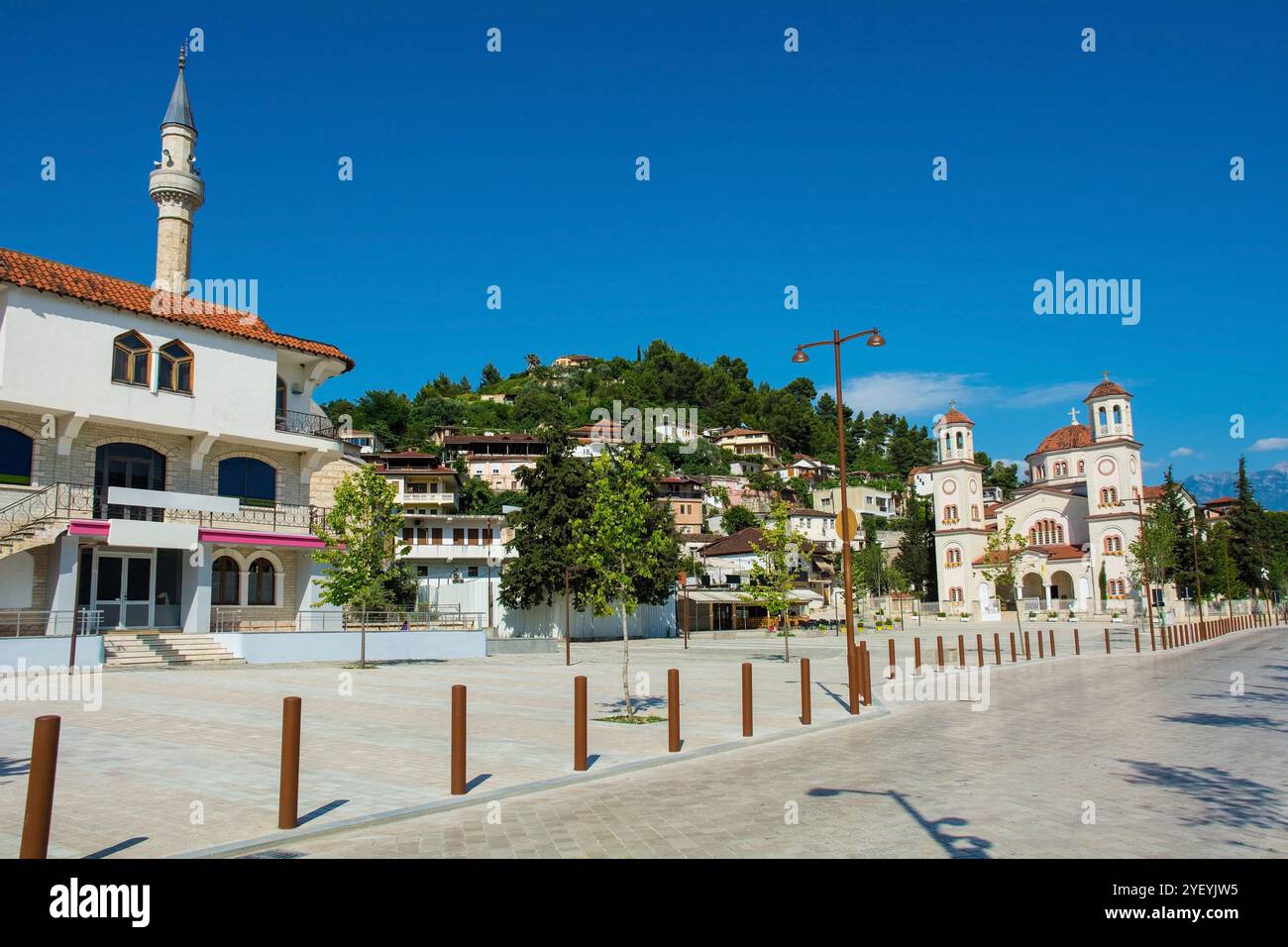 St. Demetrius orthodoxe Kathedrale in Berat, Albanien, 2014 geweiht, und St. Demetrius Platz. Das Minarett der Bleimoschee ist übrig. Berat i Stockfoto