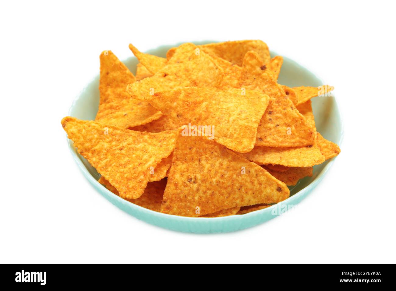 Knusprige Maistortilla Nachos Chips in Schüssel isoliert auf weißem Hintergrund. Draufsicht Stockfoto