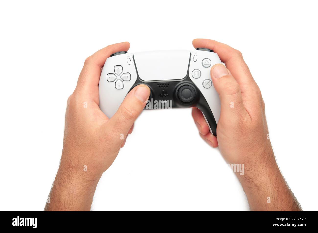 Mykolaiv, UKRAINE – Juli 2024: Weibliche Hand mit einem neuen weißen Sony PlayStation 5-Controller Stockfoto