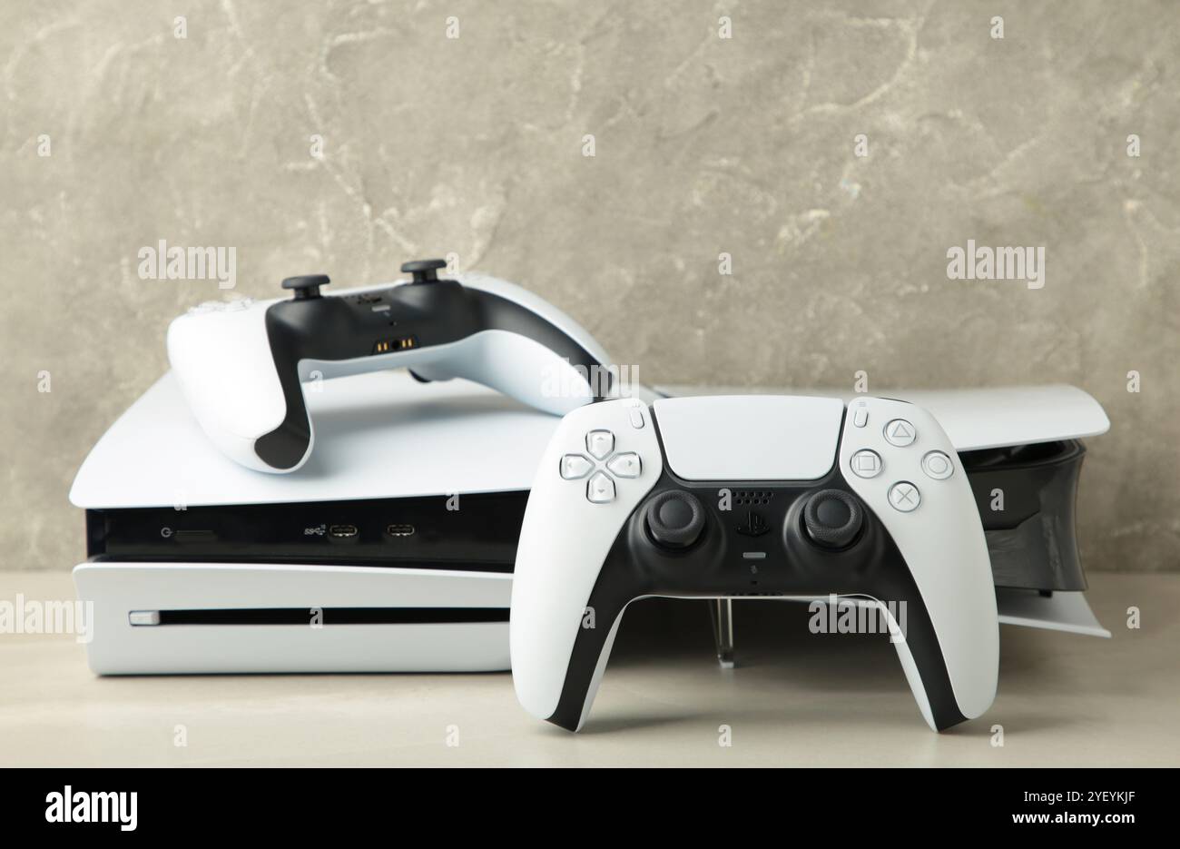 Mykolaiv, UKRAINE - Juli 2024: Weiße Konsole PlayStation 5 und Gamepad auf hellem Hintergrund Stockfoto