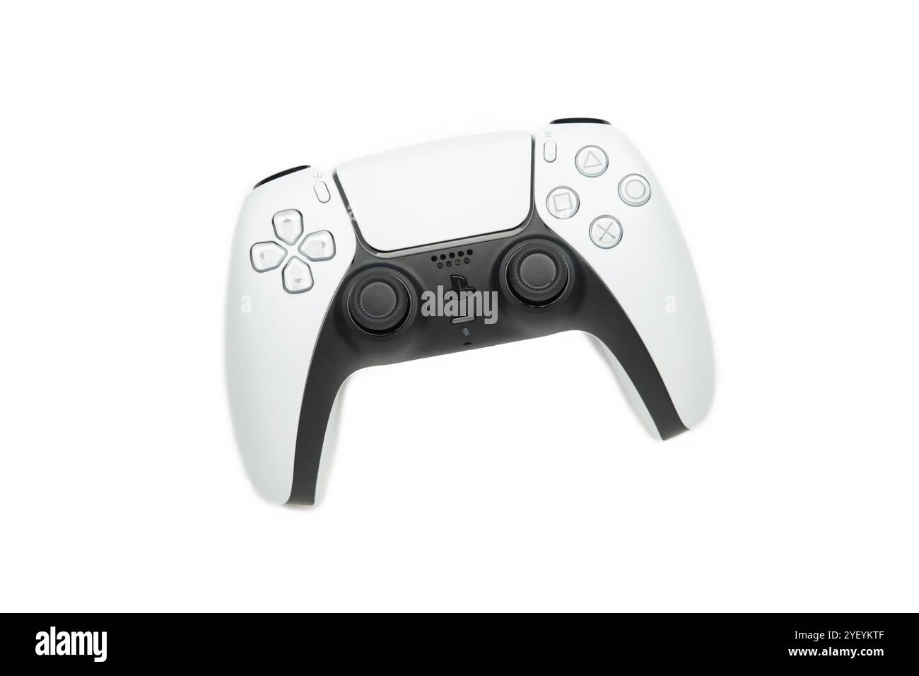 Mykolaiv, UKRAINE - Juli 2024: Neues Produkt von Sony, Gamepad auf weißem Hintergrund, Game-Controller Stockfoto