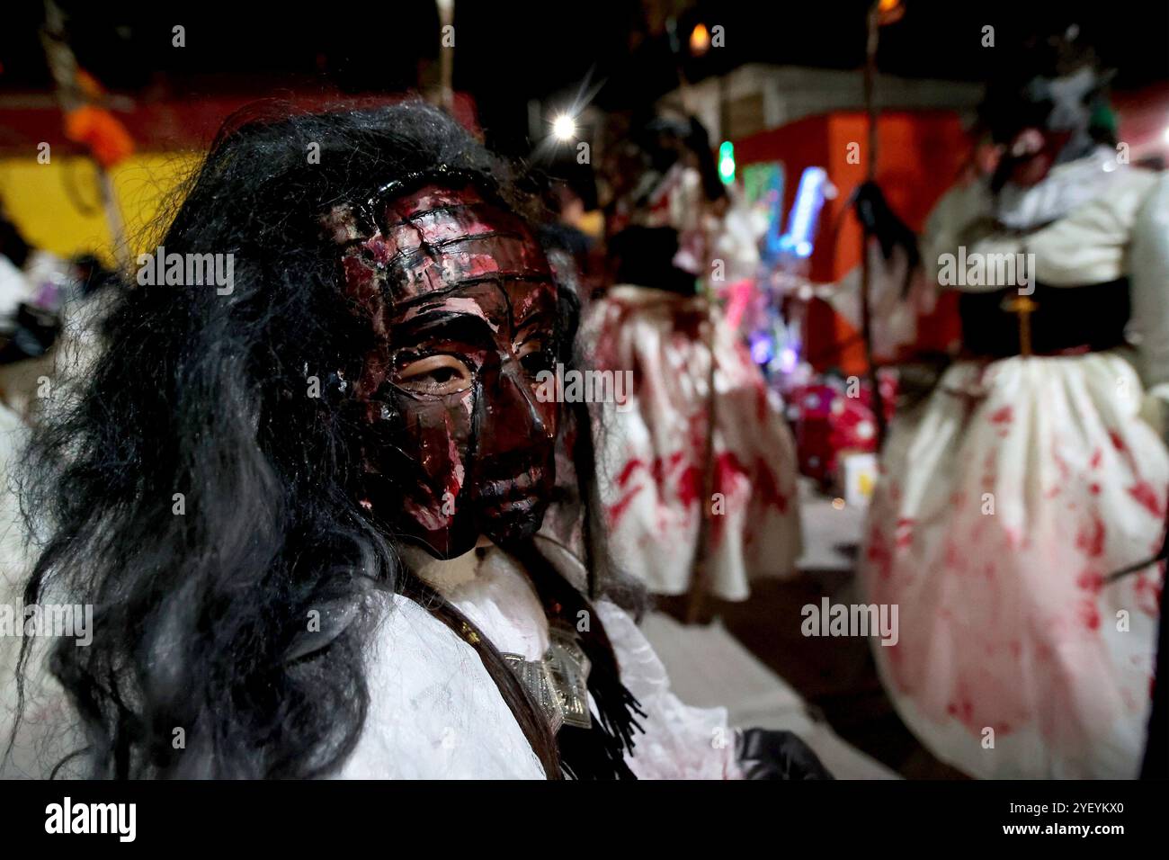 Soledad, ETLA; Oaxaca; 01.11.2024.- „Las Muerteadas“ sind eine Tradition des ETLA-Tals, das aus den Tagen der Toten (Volksfest) besteht, in denen sich die Bewohner der Region vom 1. November Mittag bis zum 2. November mit Sprüngen und Schreien verkleidet und als Geister und fantastische Wesen getanzt werden, mit reichlich Mezcal (typisches alkoholisches Getränk der Region). Hunderte von ausländischen Touristen kommen verkleidet und aus der Hauptstadt transportiert. Foto Juan Carlos Rojas Stockfoto