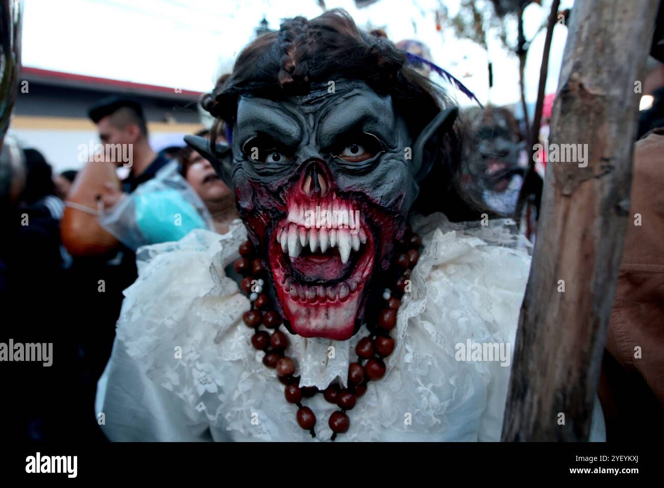 Soledad, ETLA; Oaxaca; 01.11.2024.- „Las Muerteadas“ sind eine Tradition des ETLA-Tals, das aus den Tagen der Toten (Volksfest) besteht, in denen sich die Bewohner der Region vom 1. November Mittag bis zum 2. November mit Sprüngen und Schreien verkleidet und als Geister und fantastische Wesen getanzt werden, mit reichlich Mezcal (typisches alkoholisches Getränk der Region). Hunderte von ausländischen Touristen kommen verkleidet und aus der Hauptstadt transportiert. Foto Juan Carlos Rojas Stockfoto