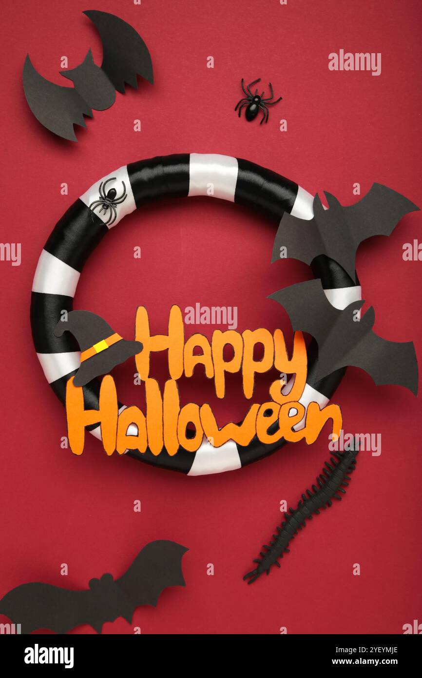 Halloween-Kranz auf rotem Hintergrund. Thanksgiving-Einrichtung. Stockfoto