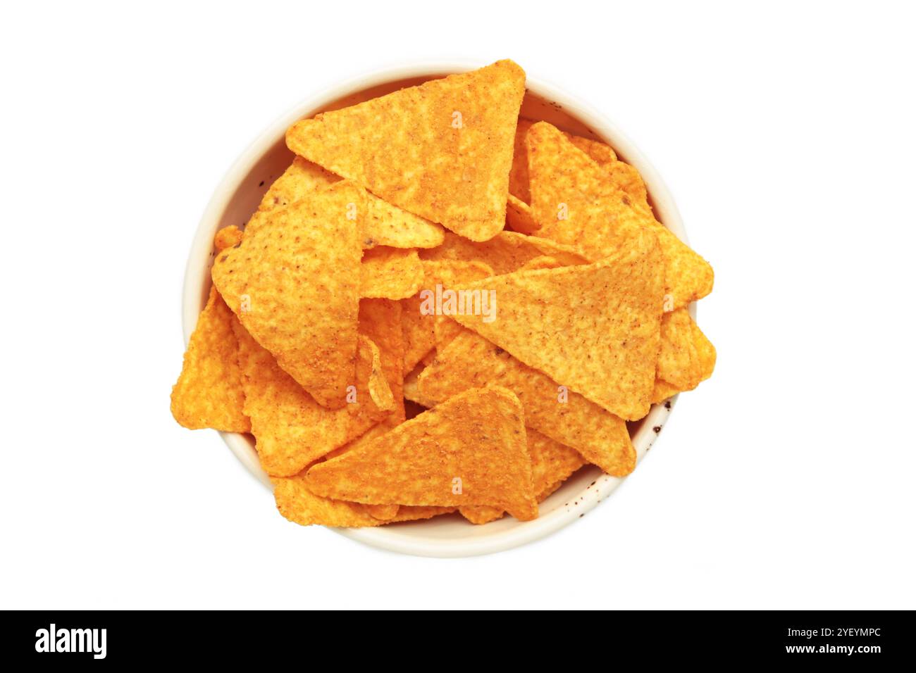 Knusprige Maistortilla Nachos Chips in Schüssel isoliert auf weißem Hintergrund. Draufsicht Stockfoto