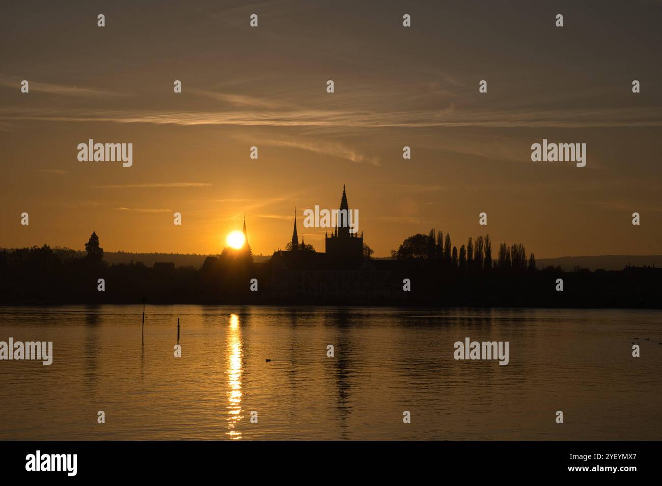 Konstanz, Sonnenuntergang im Winter über der Stadt *** Konstanz, Sonnenuntergang über der Stadt im Winter Stockfoto