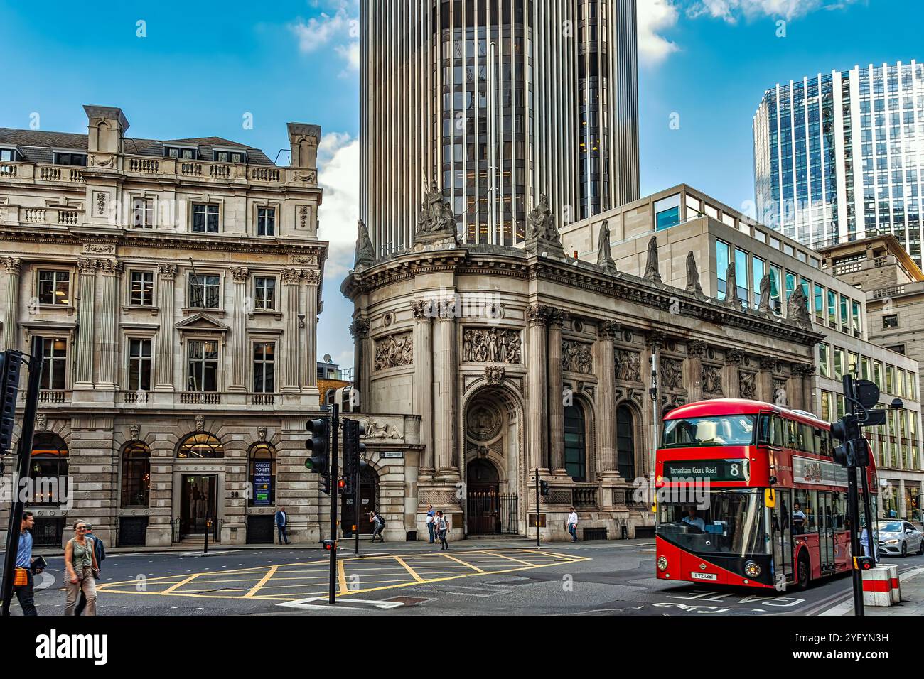 City of London, Blick auf die Finanz- und Bankgebäude der National Westminster Bank von Gibson Hall und die Buntglasfenster von Bishopsgate. Ln Stockfoto