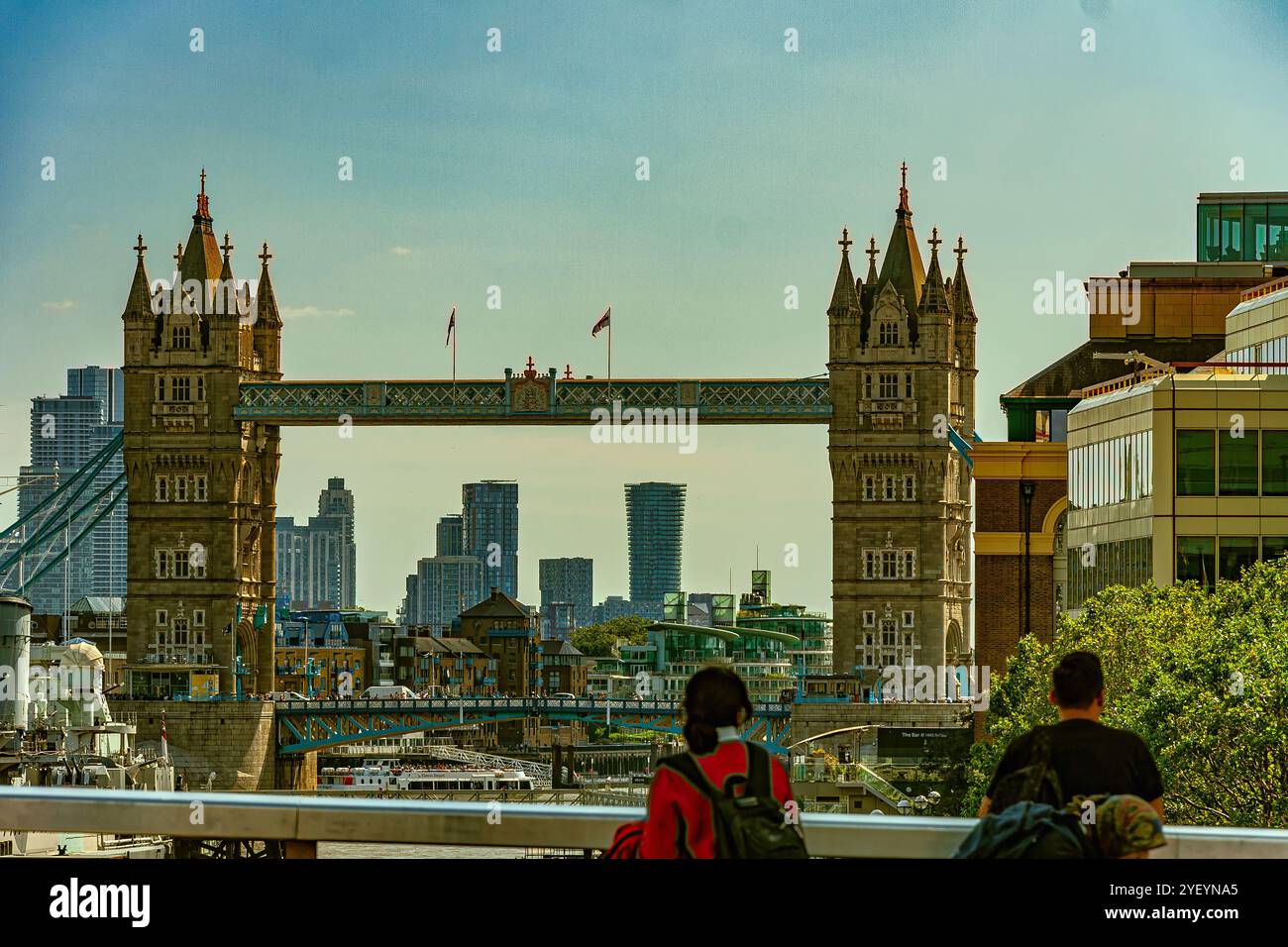 Die Tower Bridge, das Wahrzeichen der Stadt London, verbindet die Stadtteile Southwark und Tower Hamlets in der Nähe des Tower of London. England Stockfoto