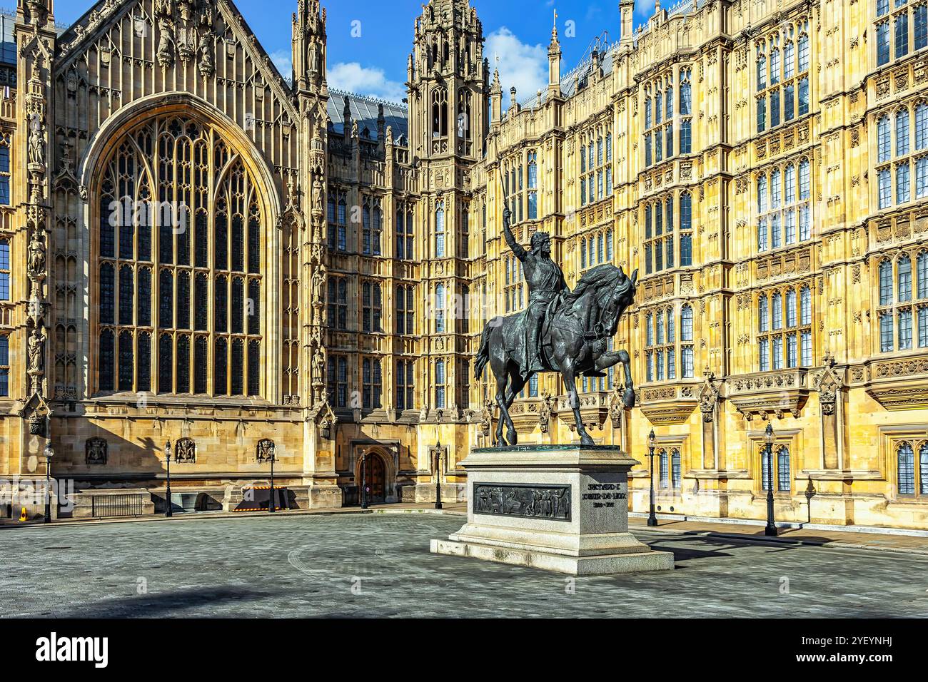 Die Reiterstatue von Richard I., auch bekannt als Richard Löwenherz, steht im Old Palace Yard, außerhalb des Palace of Westminster. London, England Stockfoto