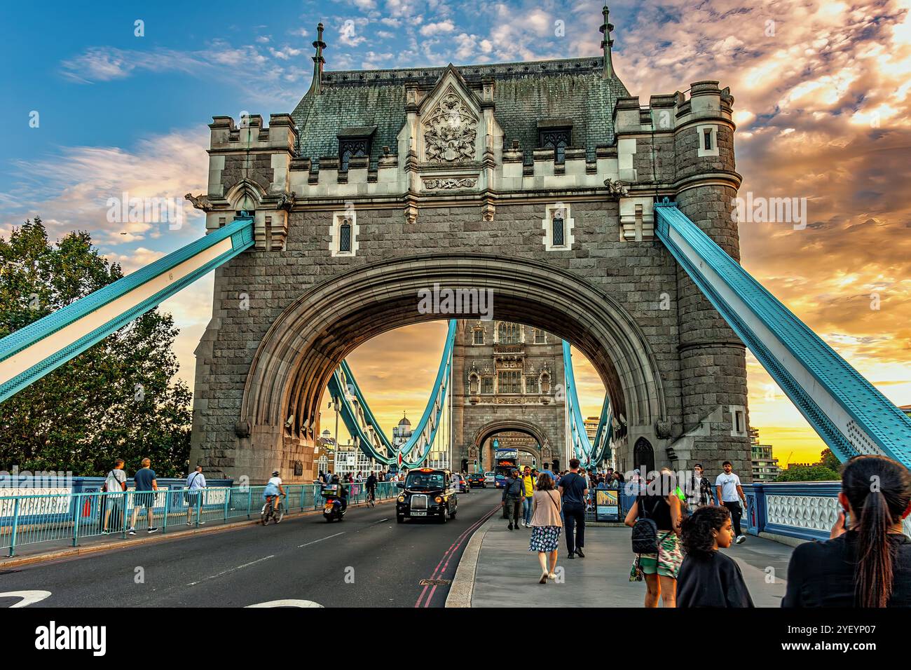 Die Tower Bridge, das Wahrzeichen der Stadt London, verbindet die Stadtteile Southwark und Tower Hamlets in der Nähe des Tower of London. England Stockfoto