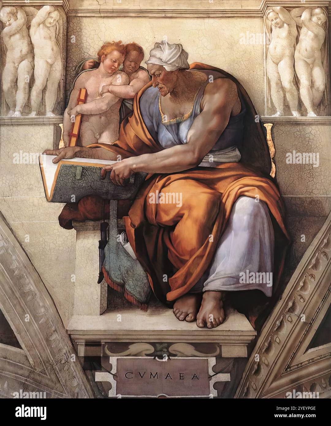 MICHELANGELO di Lodovico Buonarroti Simoni (* 1475, Caprese, d. 1564, Roma) der Cumäische Sibyl 1510 Fresco, 375 x 380 cm Cappella Sistina, Vatikan der Cumäische Sibyl unterdrückt durch das schiere Gewicht ihrer Masse und eine imposante Hässlichkeit. Mit dem offenen Folio in Grün gebunden und ihren beiden Genies, die über ihren Schultern auf die Seiten schauen, ist sie zu einem der Fates geworden, eine gewaltige Form mit menschlichen Merkmalen. Immer wenn Sibyls erwähnt werden, fällt mir sofort die Cumaea ein. In der Kunst von Michelangelo und anderen Malern überschattet ihre kraftvolle Präsenz jeden anderen Sibyl, sogar ihre jüngeren und schöneren s Stockfoto