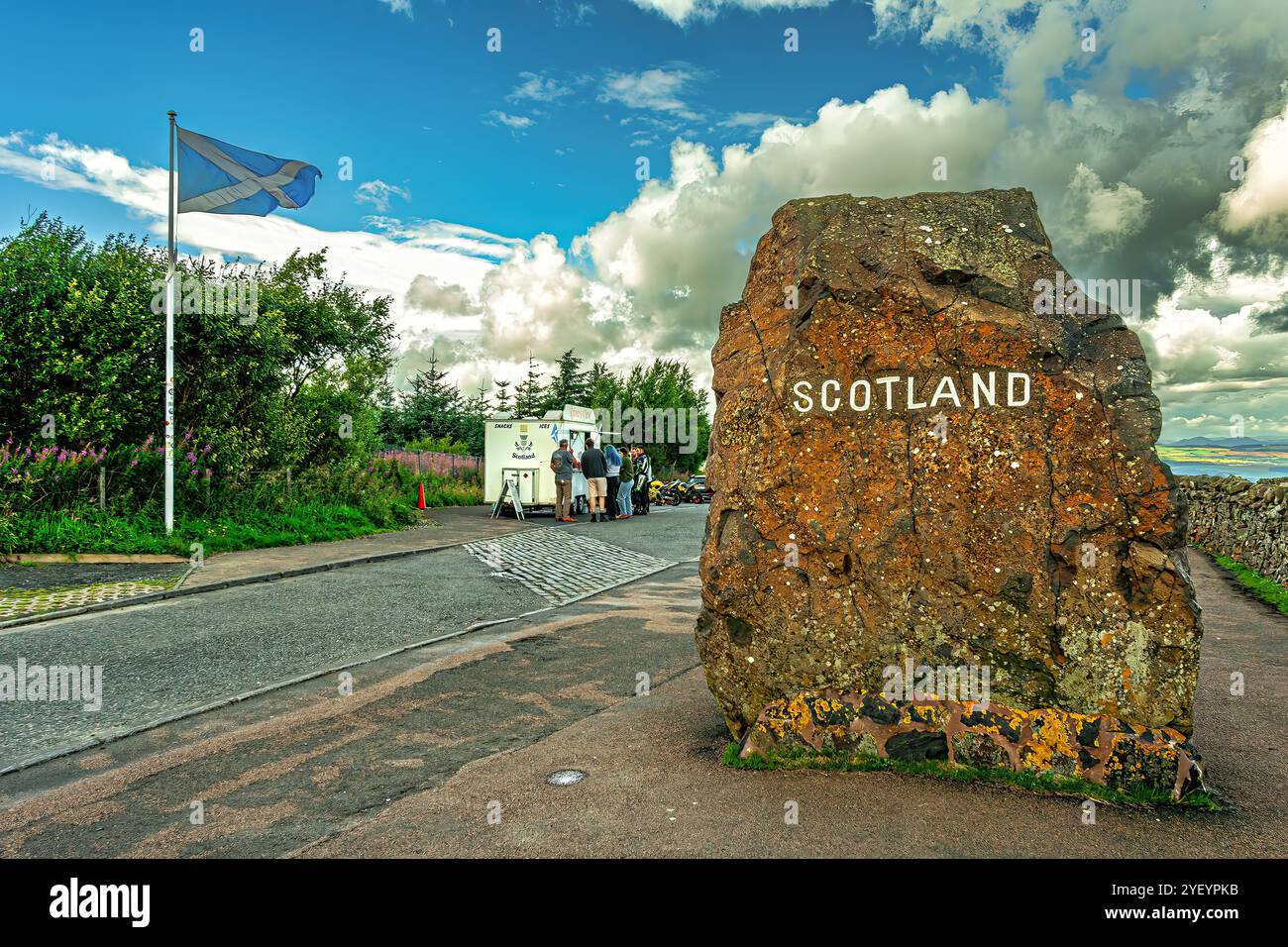 Der Grenzstein an der Grenze zwischen Schottland und England südlich von Jedburgh Cheviot Hills. Schottland, Vereinigtes Königreich, Europa Stockfoto