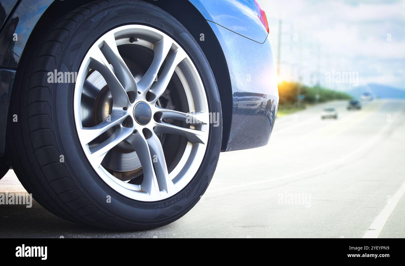 Nahaufnahme eines grauen Luxuswagens, Nahaufnahme der Rückseite eines schwarzen Luxuswagens auf offener Straße, Automotive Concept Stockfoto